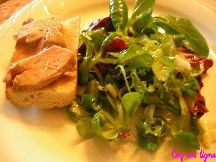 Foie de morue sur tartine grille et sa salade de mesclun